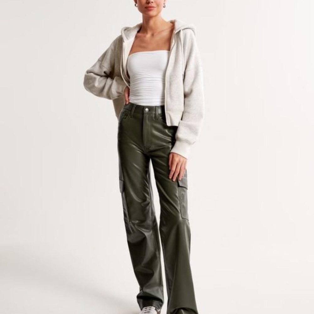 Abercrombie & Fitch The 90s Relaxed High Rise cargo Pant vegan leather olive